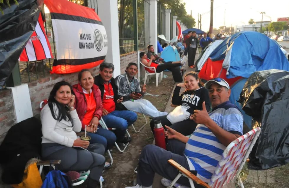 Locura por River en Chaco: fanáticos acampan por una entrada a 7 días del partido por la Copa Argentina
