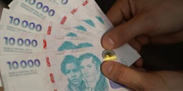 Cómo reconocer un ejemplar falso de 10.000 pesos.