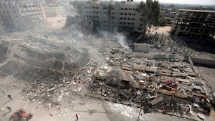 Vista de edificios destruidos tras ataques aéreos israelíes en Ciudad de Gaza.