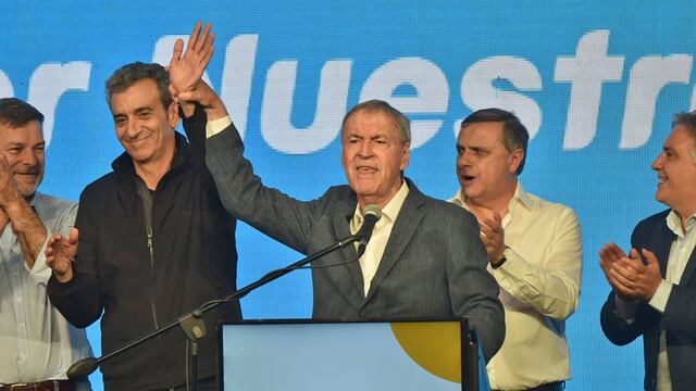 Juan Schiaretti mejoró su performance respecto a las PASO y festejó en el búnker de Hacemos por Nuestro País.