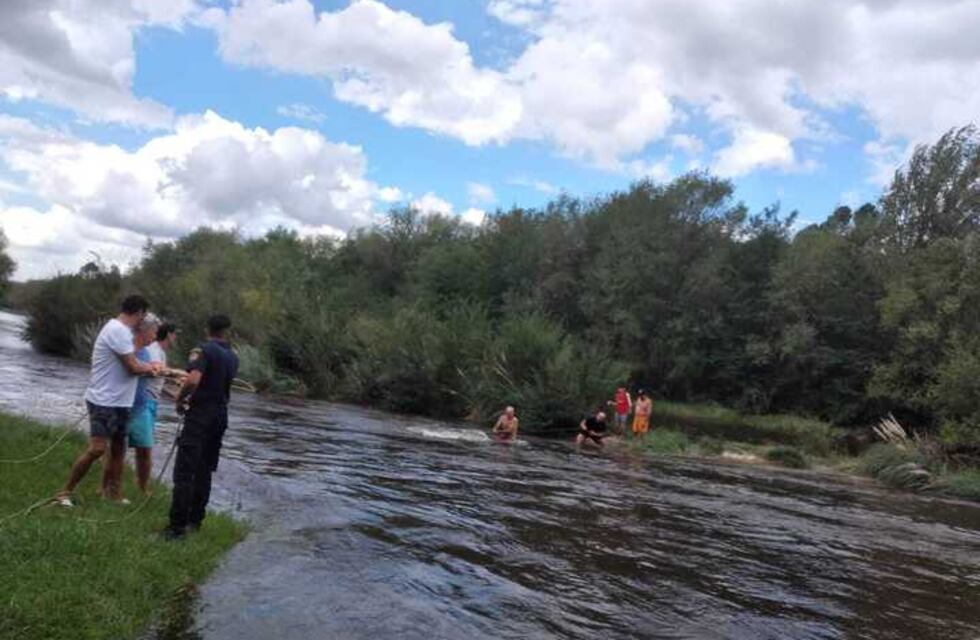Los Reartes: tres personas debieron ser rescatadas por una creciente sorpresiva del río
