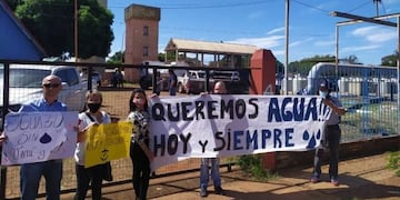 Reclaman por la restitución del servicio de agua potable en Puerto Iguazú.