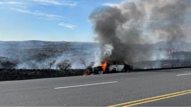 Los ocupantes del vehículo lograron salir a tiempo. La Policía cortó el camino por precaución. (El Doce TV)