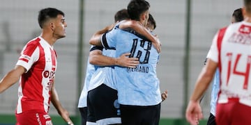 Todos abrazan a Matías Moreno, el autor del primer gol de Belgrano en el amistoso ante Unión