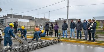 avanzan los trabajos de pavimentación en la avenida principal de la ciudad