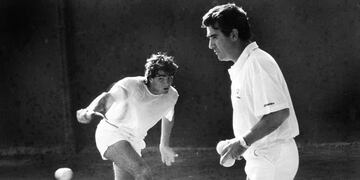 Recuerdo. Guillermo Pérez Roldán se entrena bajo la mirada de Raúl durante una pretemporada en Tandil en los '80. (La Nación / "Historia del Tenis en la Argentina/R. Andersen y E. Puppo")