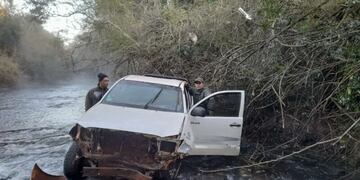 Puerto Libertad: rescataron a conductor de una camioneta que cayó a un arroyo.