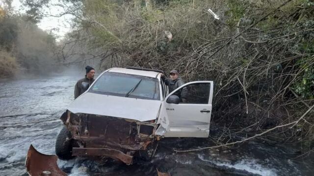 Puerto Libertad: rescataron a conductor de una camioneta que cayó a un arroyo.