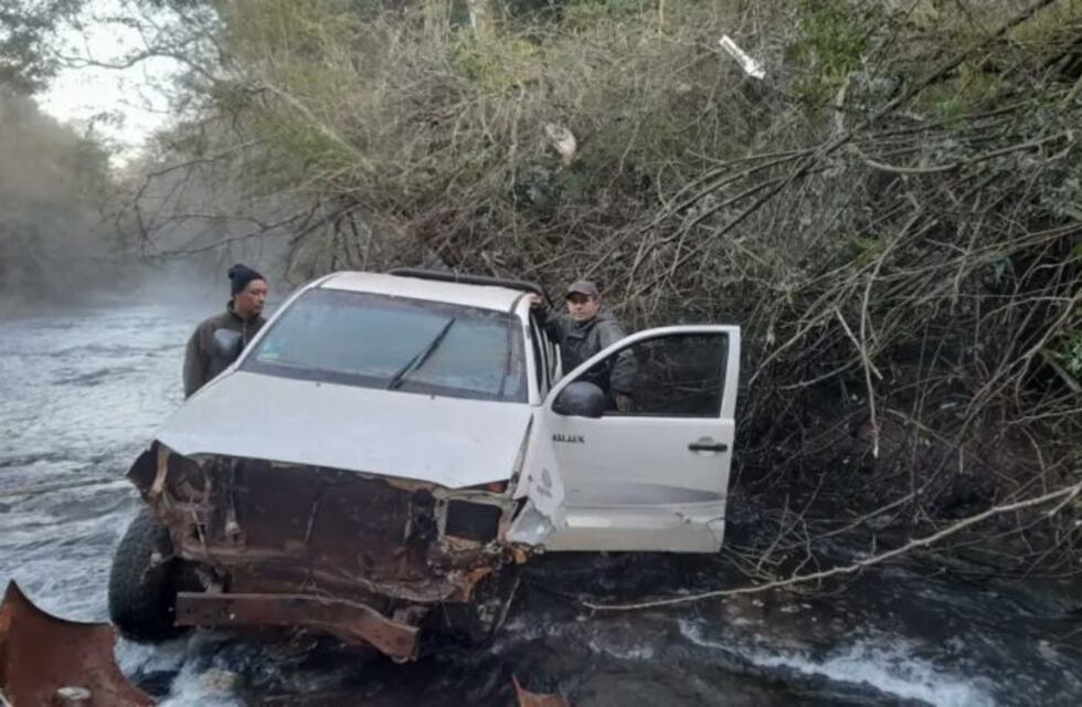 Puerto Libertad: rescataron a conductor de una camioneta que cayó a un arroyo