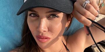 Wanda Nara deslumbró con la microbikini neón.