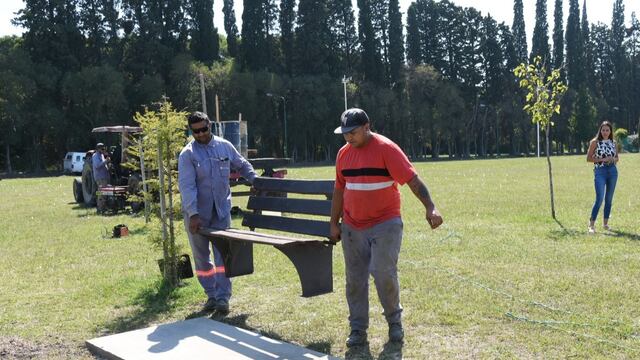 Se instalaron nuevos bancos en la plaza del barrio Los Arces