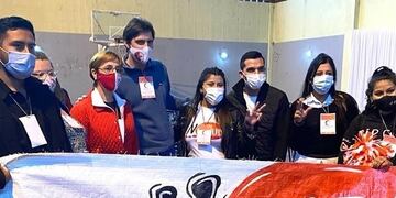 Gabriela Burgos y Adriano Morone, junto a dirigentes de la JR jujeña en el encuentro convocado en Libertador General San Martín.