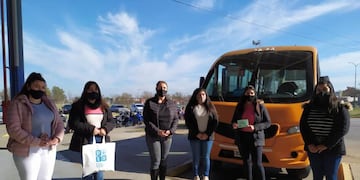 Entregaron golosinas en los minibuses por el mes de las infancias