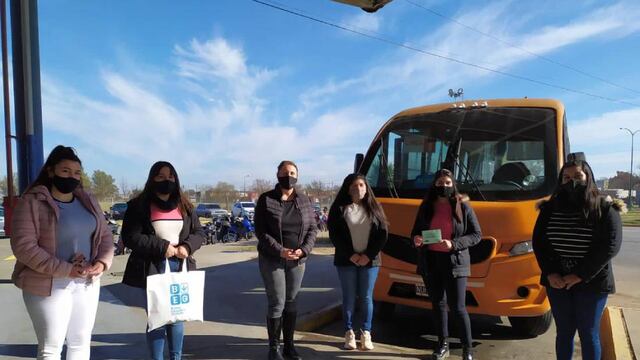 Entregaron golosinas en los minibuses por el mes de las infancias
