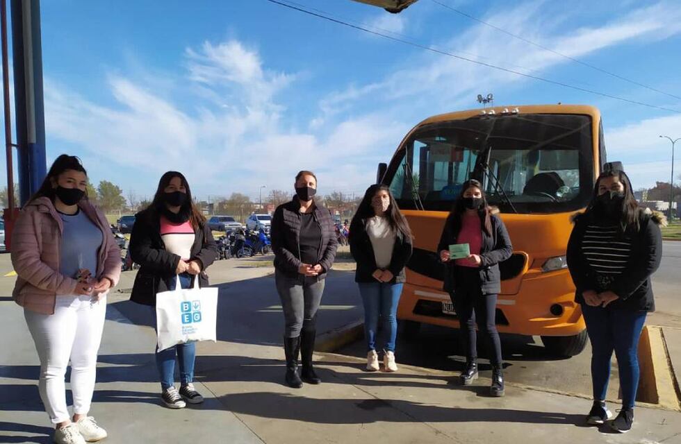 Entregan golosinas en minibuses por el mes de las infancias