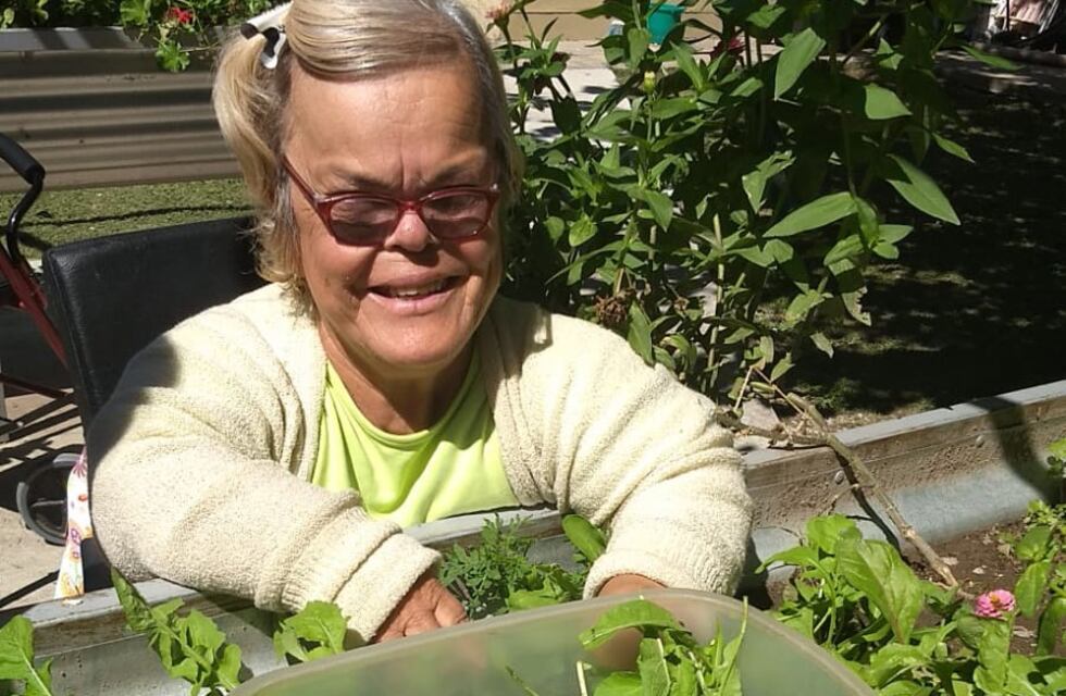 Abuelos del Hogar de Ancianos de Arroyito trabajan en programas de “Huerta y Jardinería” y “Corte y Confección”
