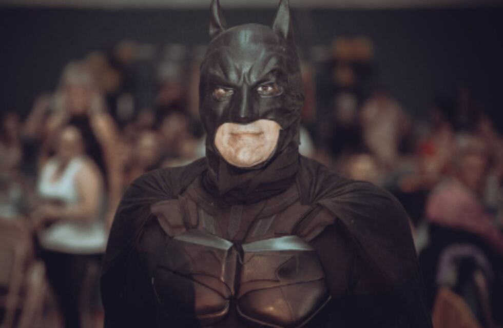El Batman Solidario de La Plata se retiró y los vecinos le hicieron una despedida multitudinaria