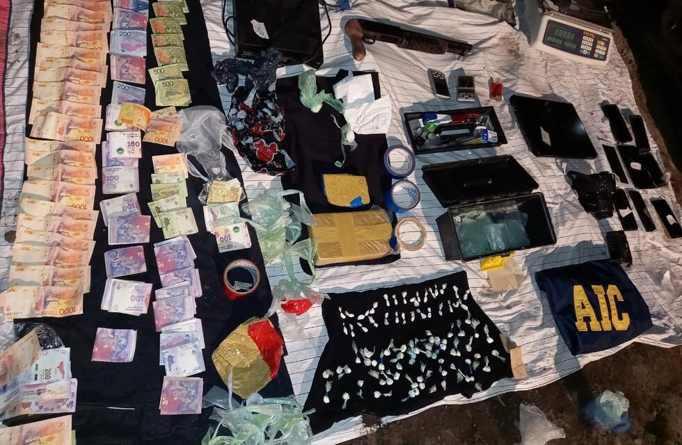 Detuvieron a dos personas en Funes con más de un millón de pesos en cocaína