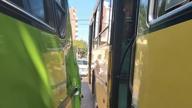 Choque entre dos colectivos urbanos dejó varios pasajeros lesionados en Posadas.