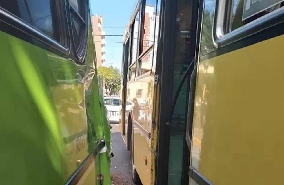 Choque entre dos colectivos urbanos dejó varios pasajeros lesionados en Posadas