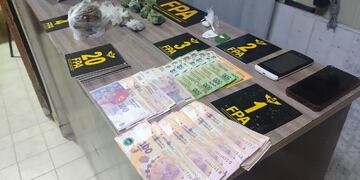 La Policía incautó la droga y una importante suma de dinero.