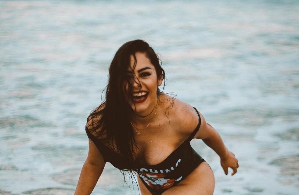 Larissa Riquelme posó con un look “total white” recién salida de la ducha