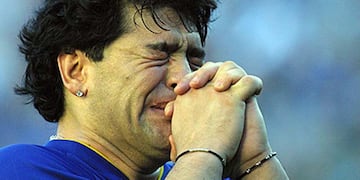 Diego lloró y agradeció el cariño de la gente el día de su retiro profesional, en 2001. / archivo