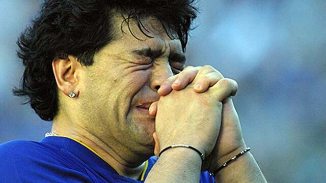 Diego lloró y agradeció el cariño de la gente el día de su retiro profesional, en 2001. / archivo