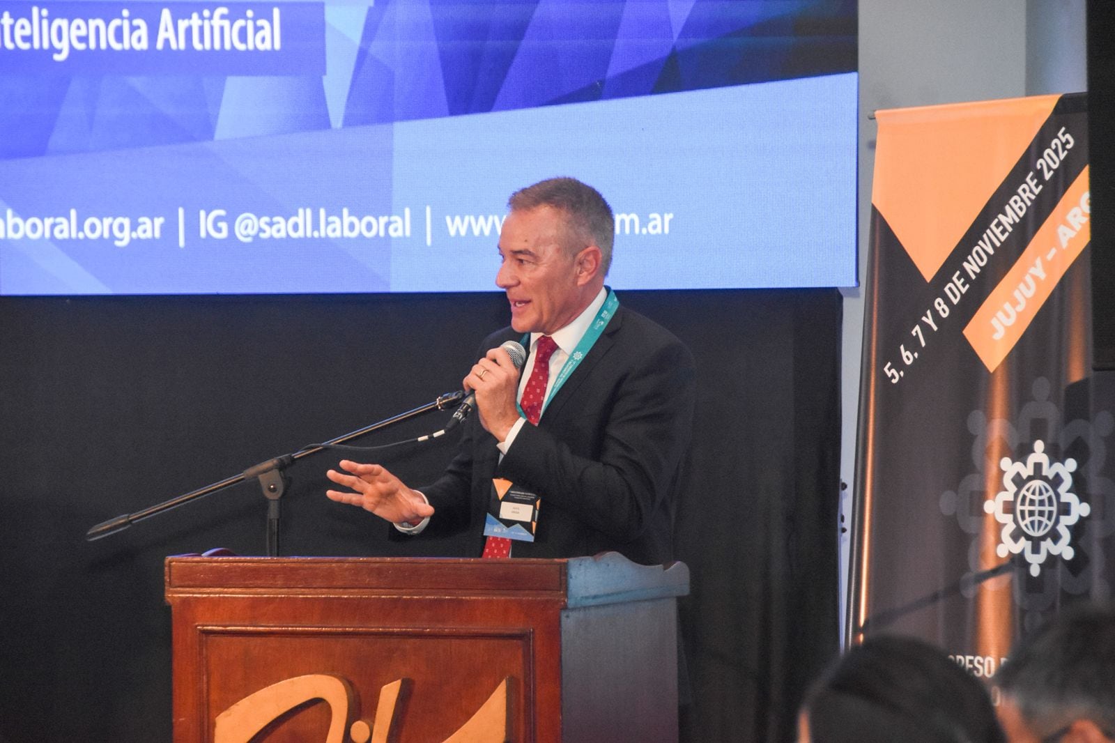 El director académico del Congreso, Julio Grisolía -juez nacional del Trabajo-, pronunciando su mensaje de apertura de las actividades en Jujuy.