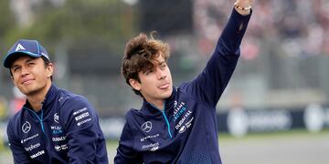 El piloto de Williams, Franco Colapinto, de Argentina, a la derecha, y su compañero de equipo Alexander Albon, de Tailandia, desfilan antes de la carrera automovilística del Gran Premio de México de Fórmula Uno. (AP)