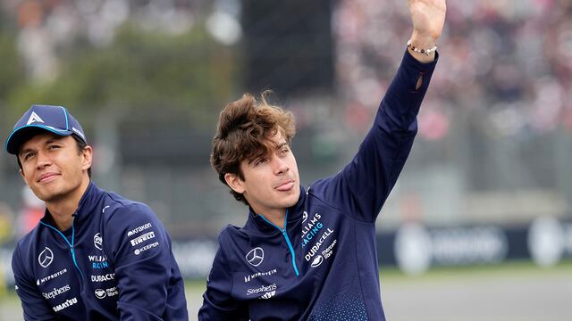 El piloto de Williams, Franco Colapinto, de Argentina, a la derecha, y su compañero de equipo Alexander Albon, de Tailandia, desfilan antes de la carrera automovilística del Gran Premio de México de Fórmula Uno. (AP)