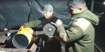 Efectivos abren un tubo que contenía cocaína. (Gendarmería)