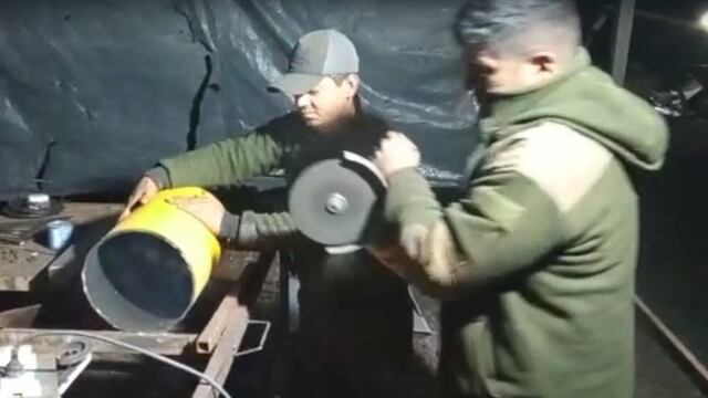 Efectivos abren un tubo que contenía cocaína. (Gendarmería)