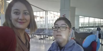 Su mamá, Veronica, pidió la renovación de las ruedas y las baterías de la silla que transporta a su hijo. Pero desde la obra social no le respondieron.