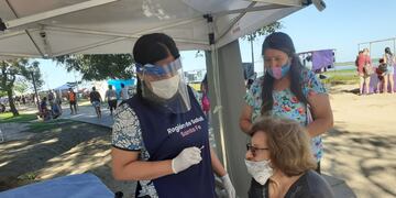 El Ministerio de Salud de Santa Fe realiza operativos en balnearios para prevenir el COVID-19 y otras enfermedades. (@minsaludsantafe)