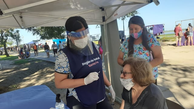 El Ministerio de Salud de Santa Fe realiza operativos en balnearios para prevenir el COVID-19 y otras enfermedades. (@minsaludsantafe)