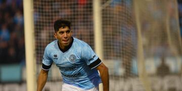 Maxi Comba "pescó" el rebote y puso el 1-0 de Belgrano contra Maipú en el Gigante. (Javier Ferreyra /La Voz)