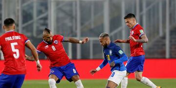 Arturo Vidal se cruzó con Richarlison y lo llamó "payaso".