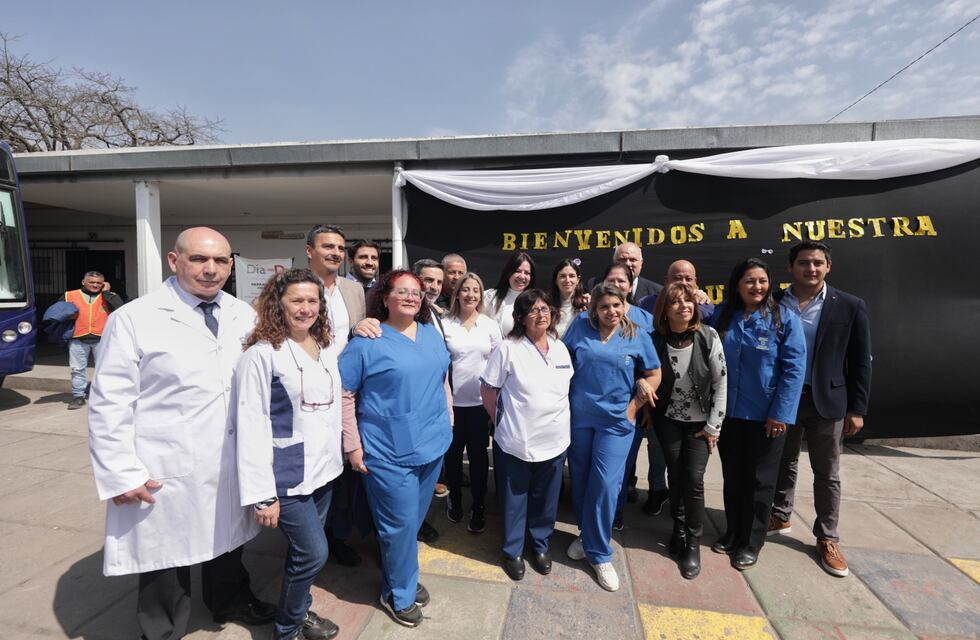 Entregan anteojos a estudiantes de La Florida en el marco del programa "Ver para ser Libres"