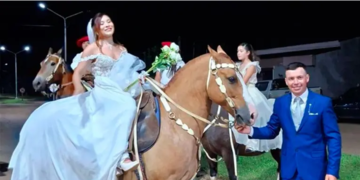 Tradición y amor: una novia entrerriana llegó a la iglesia a caballo para dar el “sí”.