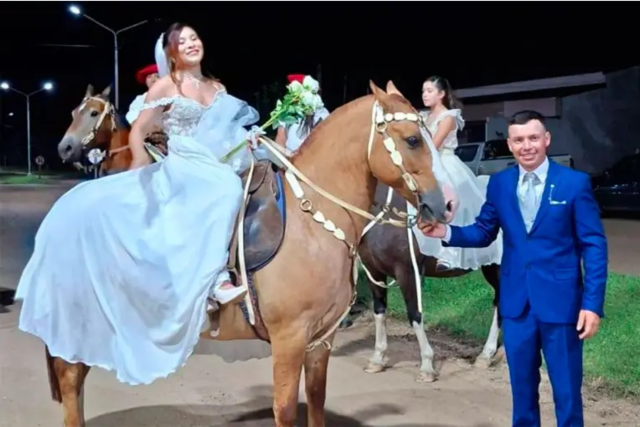 Tradición y amor: una novia entrerriana llegó a la iglesia a caballo para dar el “sí”.