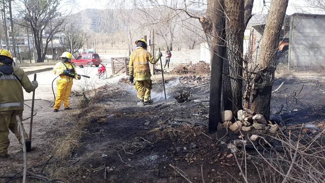 Bomberos apagaron incendio en San Antonio de Arredondo. (Foto: Facebook / Bomberos Icho Cruz).