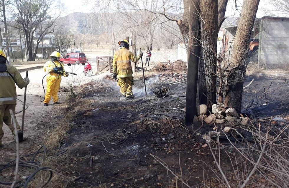 Bomberos apagaron incendio en un terreno baldío en San Antonio de Arredondo
