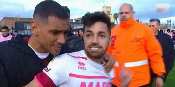 Perdío Lanús y el delantero Lautaro Acosta se descontroló y se peleó con rivales y camarógrafos. / Captura.