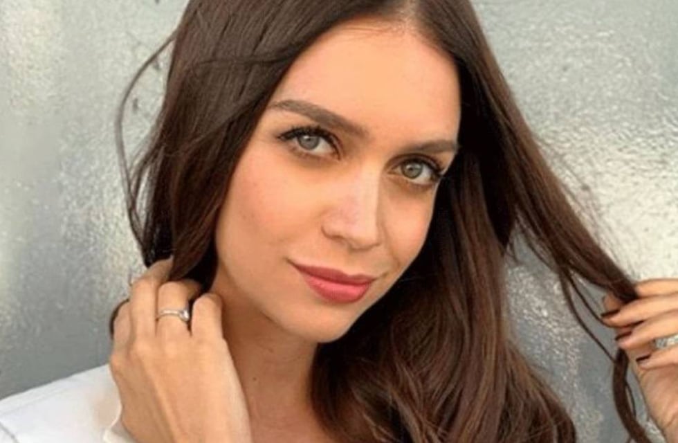 Zaira Nara deslumbró con un traje fucsia que se luce sin nada de ropa debajo