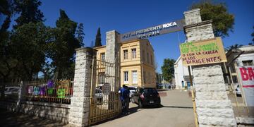 Protesta de padres en el IPET 48 Presidente Roca por violencia escolar. (Nicolás Bravo / La Voz)