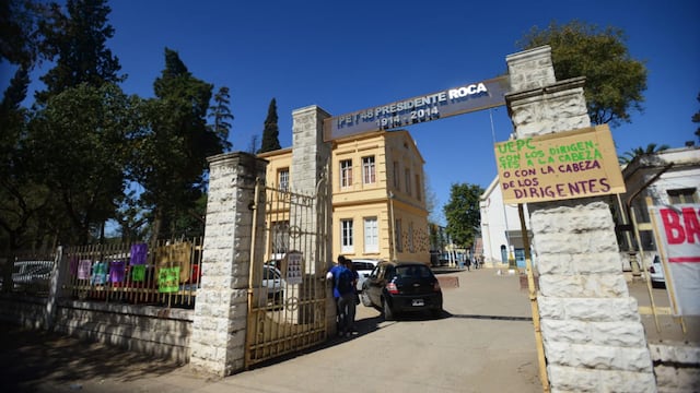 Protesta de padres en el IPET 48 Presidente Roca por violencia escolar. (Nicolás Bravo / La Voz)