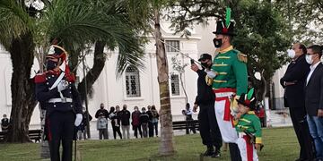 Francisco Bemjamín tiene un casis tres años y siempre imita a su Papá que es el encargado de la formación especial de la Policía provincia de los Cazadores Correntinos.