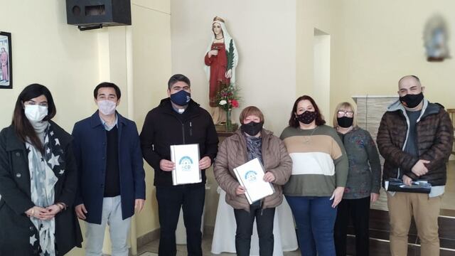 Los concejales Nicolás Aramayo y Carla Gómez entregaron el decreto elaborado por el bloque Juntos, que declara de interés legislativo a la reconstrucción de la historia de la capilla Santa Lucía