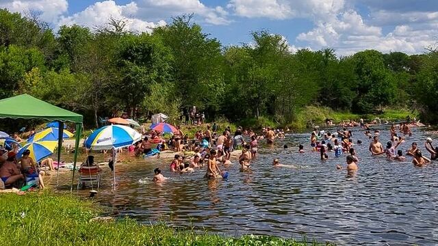 Camping Ríos de Luna, en Los Molinos.